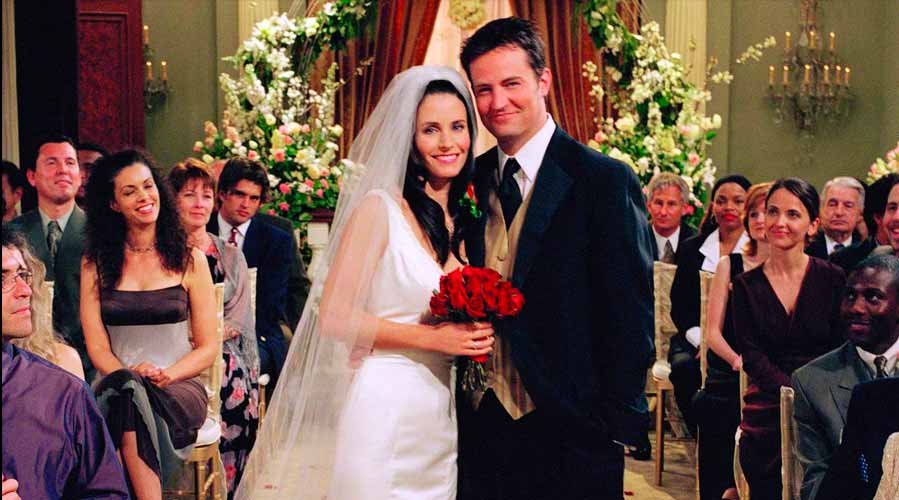 Почему Друзьям не стоило менять историю Моники и Чендлера