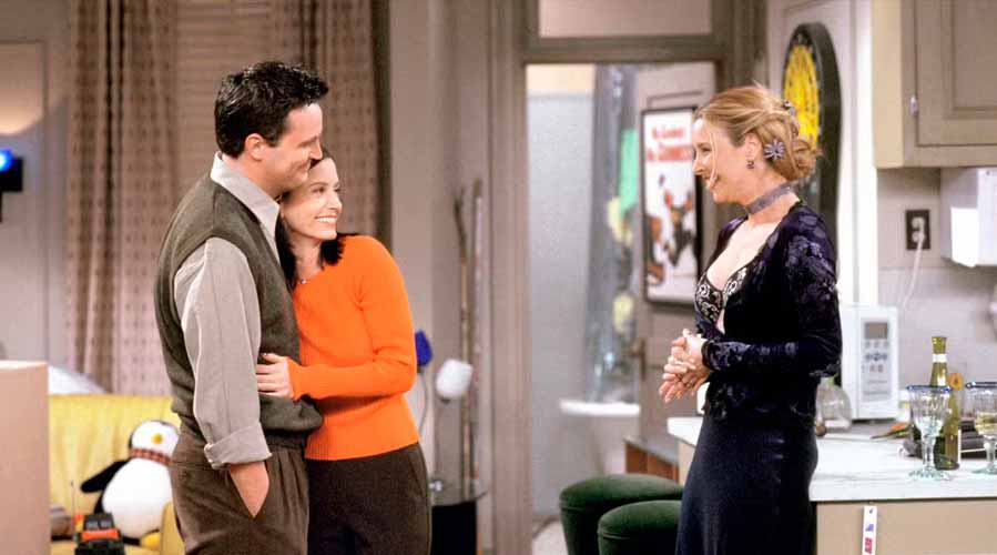 Почему Друзьям не стоило менять историю Моники и Чендлера